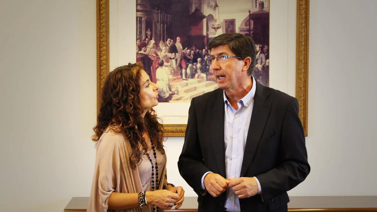 María Jesús Montero y Juan Marín antes de la reunión en el Parlamento