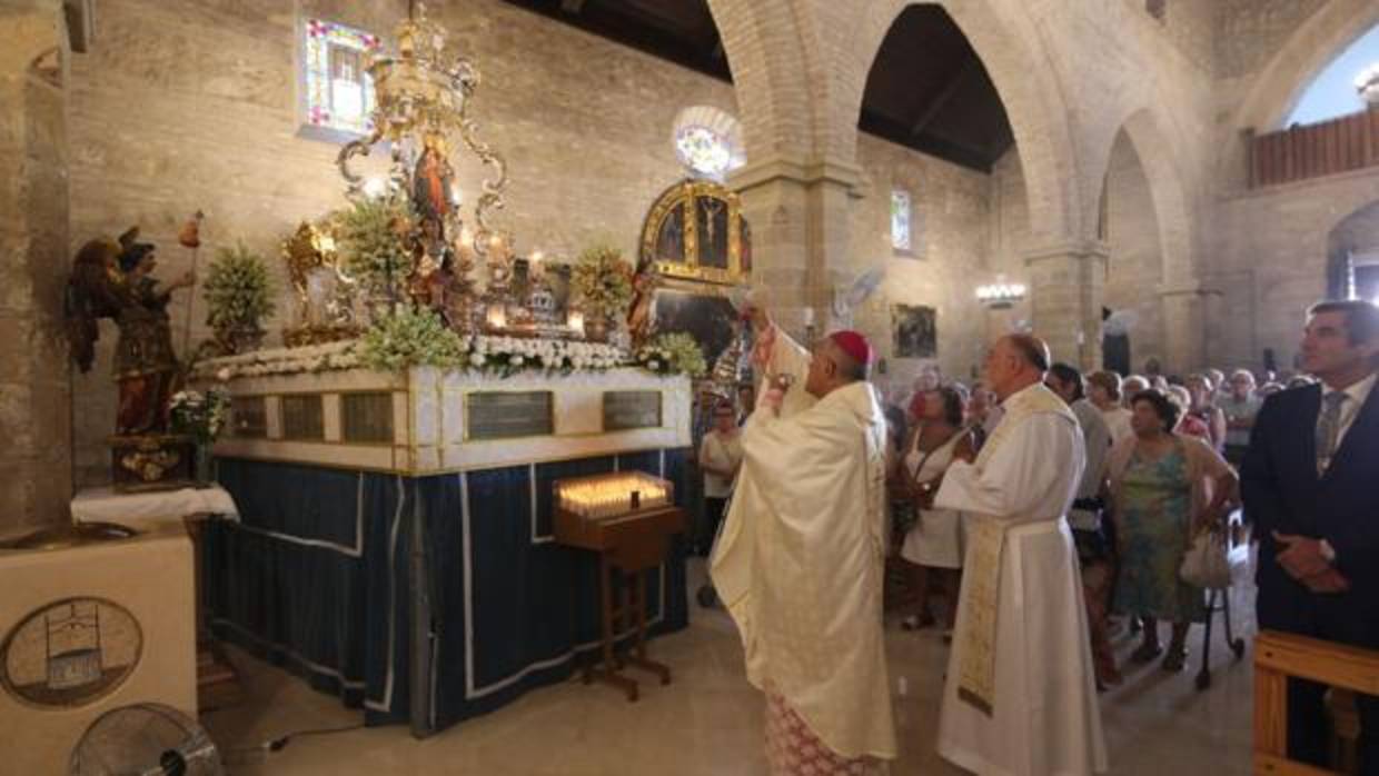 El obispo inciensa a la Virgen de la Fuensanta en su paso