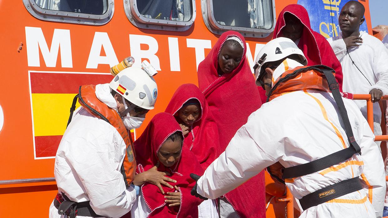 Llegada de un grupo de inmigrantes rescatados por Salvamento Marítimo en Motril