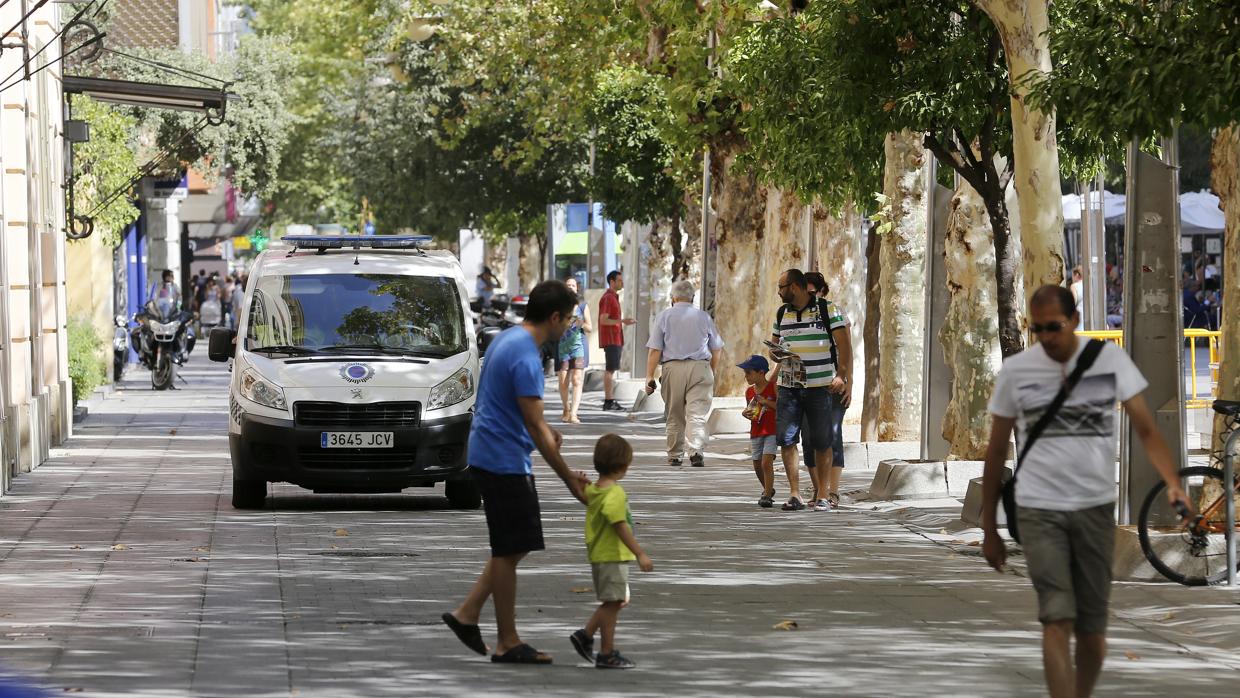 Patrulla policial por el Bulevar Gran Capitán