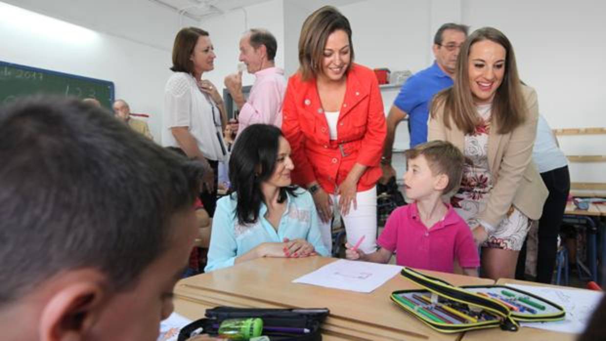 La alcaldesa, esta mañana, en una visita a un centro educativo