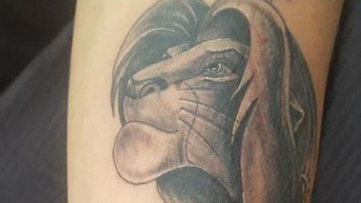 Un tatuaje de El Rey León realizado en Alegna Tattoo