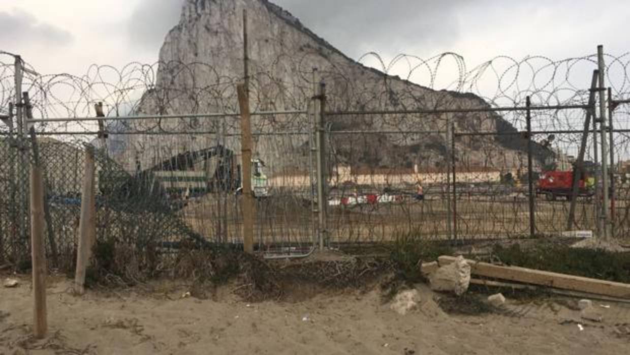 La frontera entre Gibraltar y La Línea por donde los contrabandistas de tabaco cortan los alambres para pasar la «mercancía»