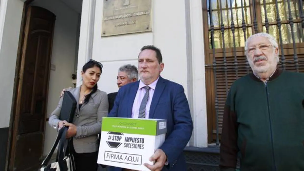 Stop Impuesto Sucesiones entrega firmas para quitar el tributo ante el Defensor del Pueblo Andaluz