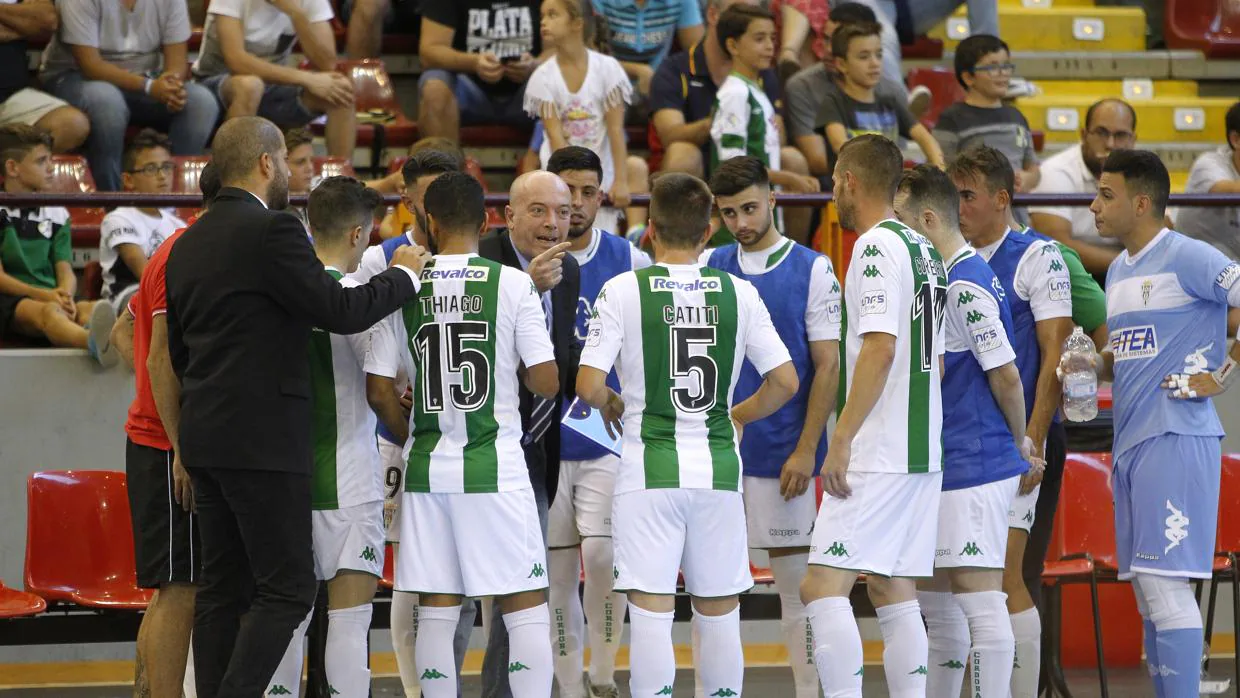 Los jugadores del Itea Córdoba CF, en un tiempo muerto en el primer partido de liga