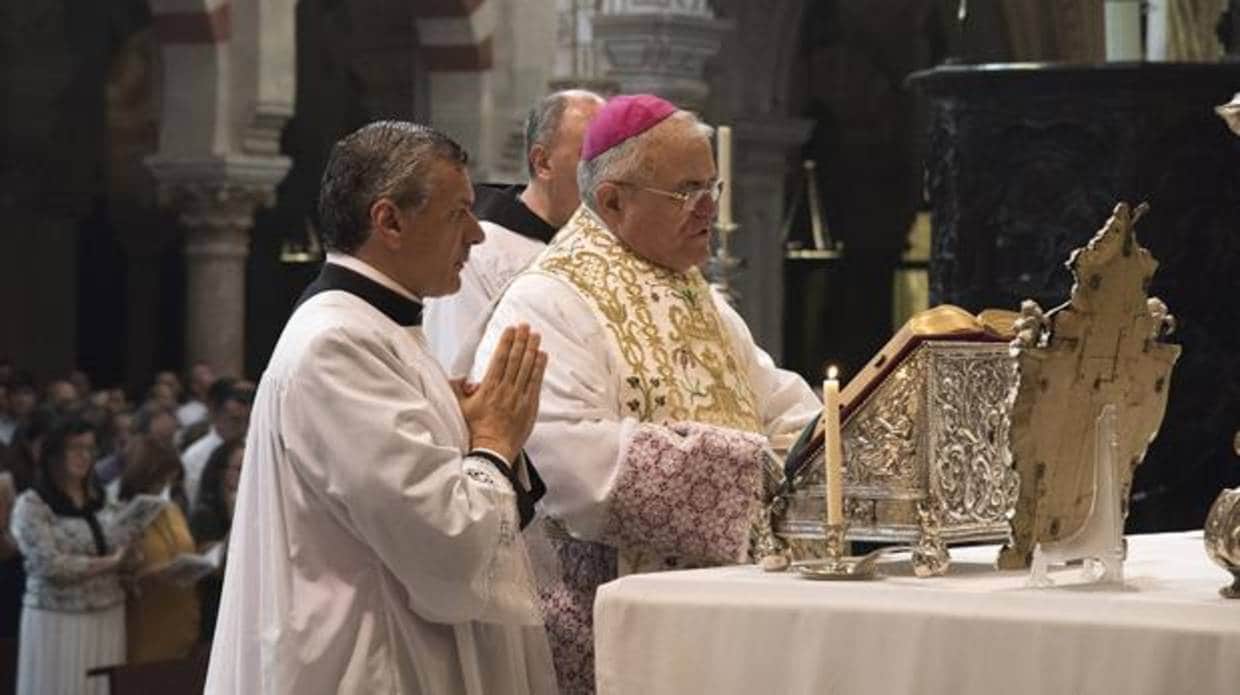 Un momento de la misa extraordinaria, en latín, oficiada por el obispo en la Catedral de Córdoba