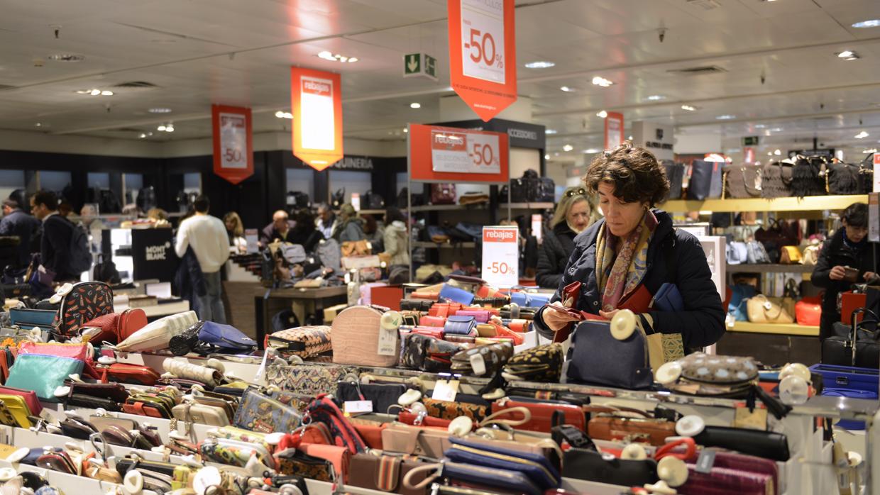 Los comercios andaluces tendrán posibilidad de abrir al menos diez domingos y festivos