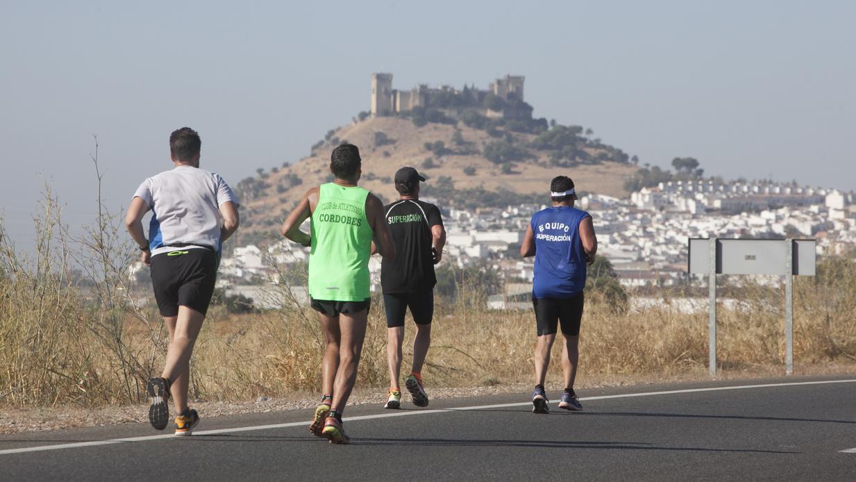 Varios corredores en la Media Córdoba-Almodóvar