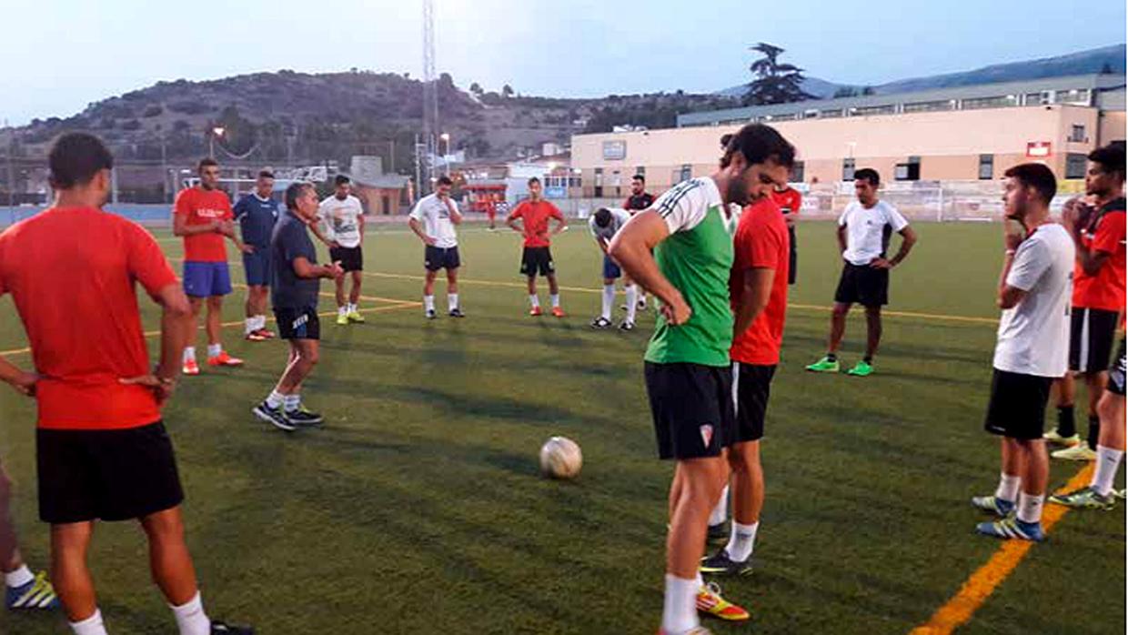 El entrenador del Egabrense, Jaime López Granados (en el centro), que ha sido sancionado con 12 partidos