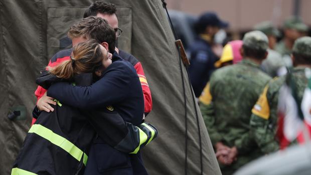 La novia del español Jorge Gómez Varo, Irene Lasanta, abraza a un familiar tras ser localizado el cadáver