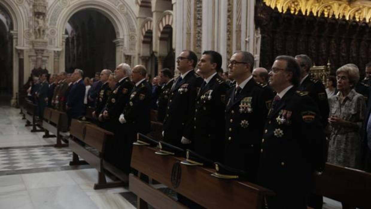 Miembros del Cuerpo Nacional de Policía durante la homilia en la Catedral de Córdoba