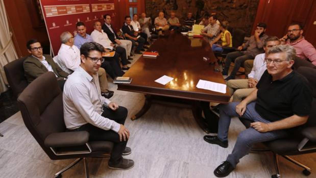 Imagen de la Mesa de Veladores, celebrada hoy, con el edil de Urbanismo en primer término
