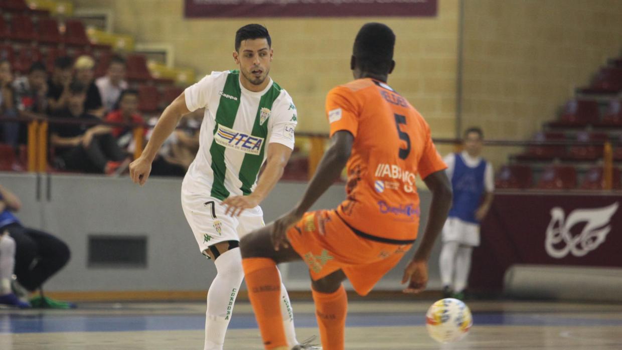 Jesús Rodríguez intenta dar un pase ante el Burela