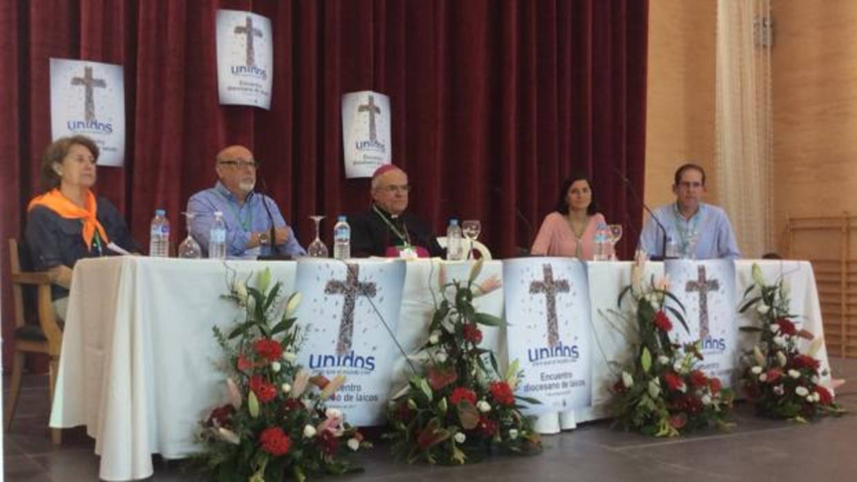 El obispo, en una de las primeras actividades del Encuentro Diocesano de Laicos