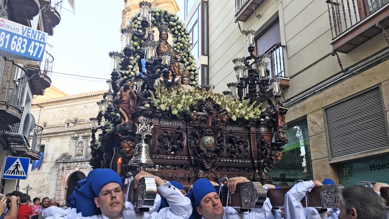 La imagen de la Virgen de la Aurora a su paso por las calles lucentinas