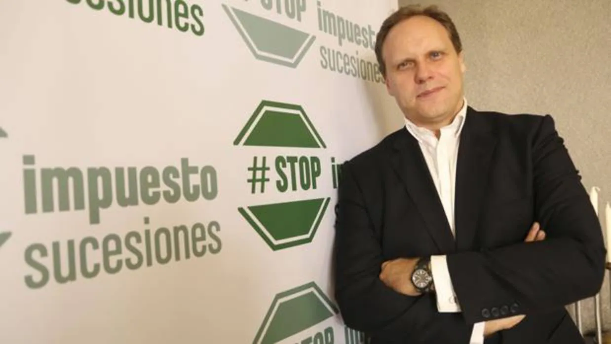Daniel Lacalle posa para ABC con el cartel de Stop Impuesto Sucesiones en Sevilla