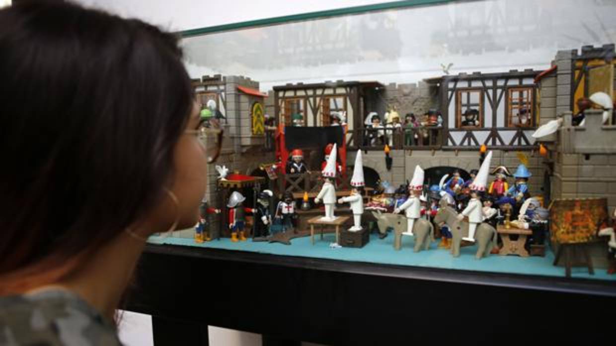 Recreación con playmobil de un auto de fe, en el Archivo Histórico Provincial