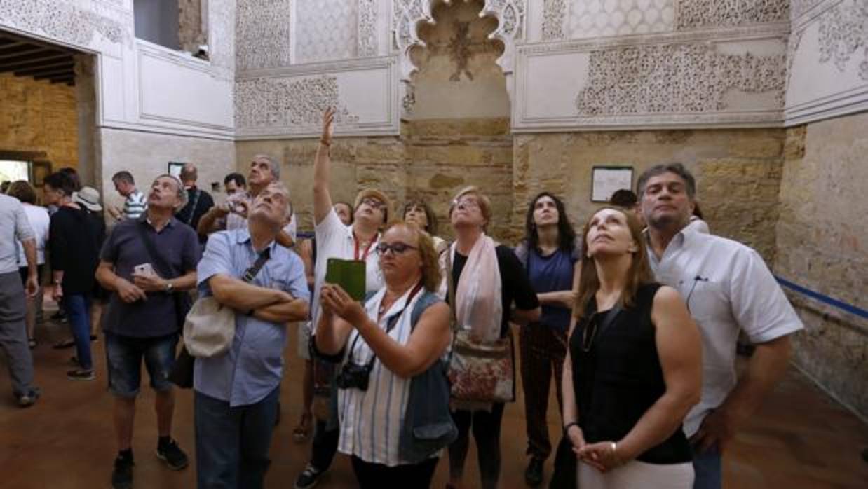 Un grupo de turistas en el interior de la Sinagoga de Córdoba