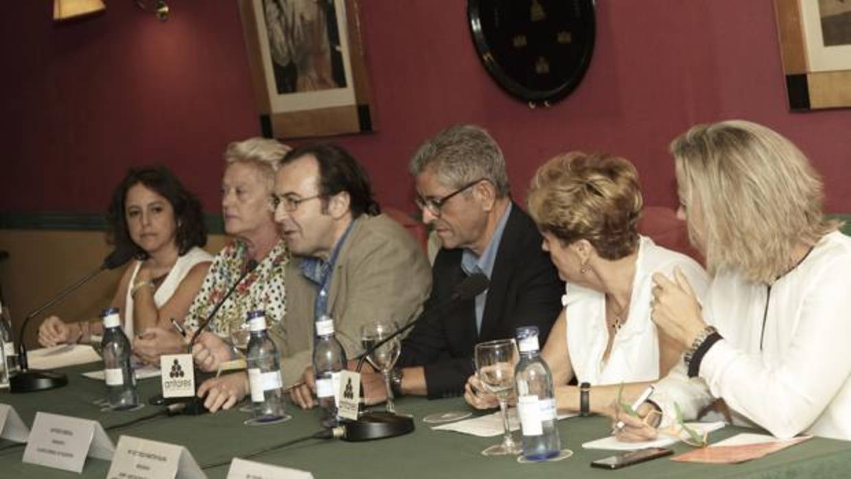 Participantes el pasado martes en el debate sobre la subasta de medicamentos en el Club Antares