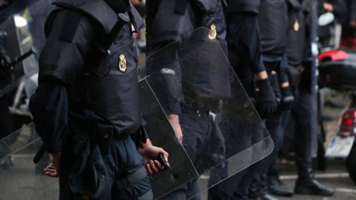 Agentes de la Policía Nacional en las calles de Barcelona
