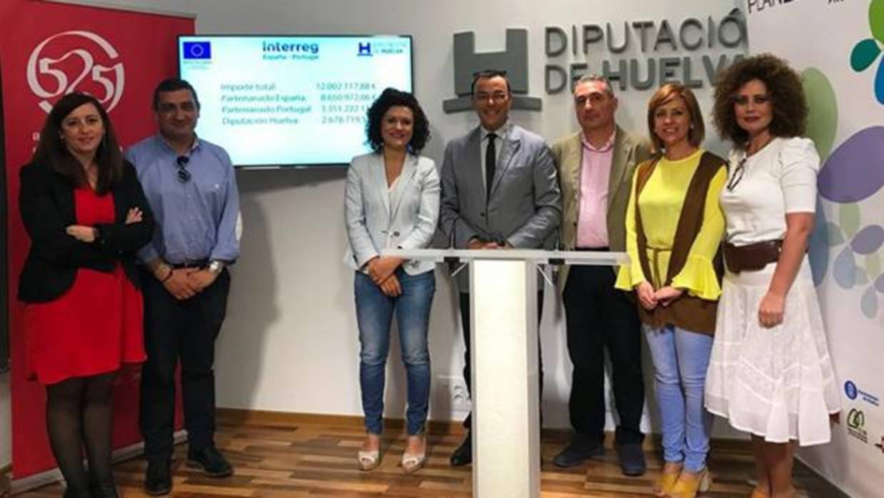 El presidente de la Diputación de Huelva Ignacio Caraballo (cuarto por la izquierda) y su pareja, Maite Jiménez (segunda por la derecha) en un acto