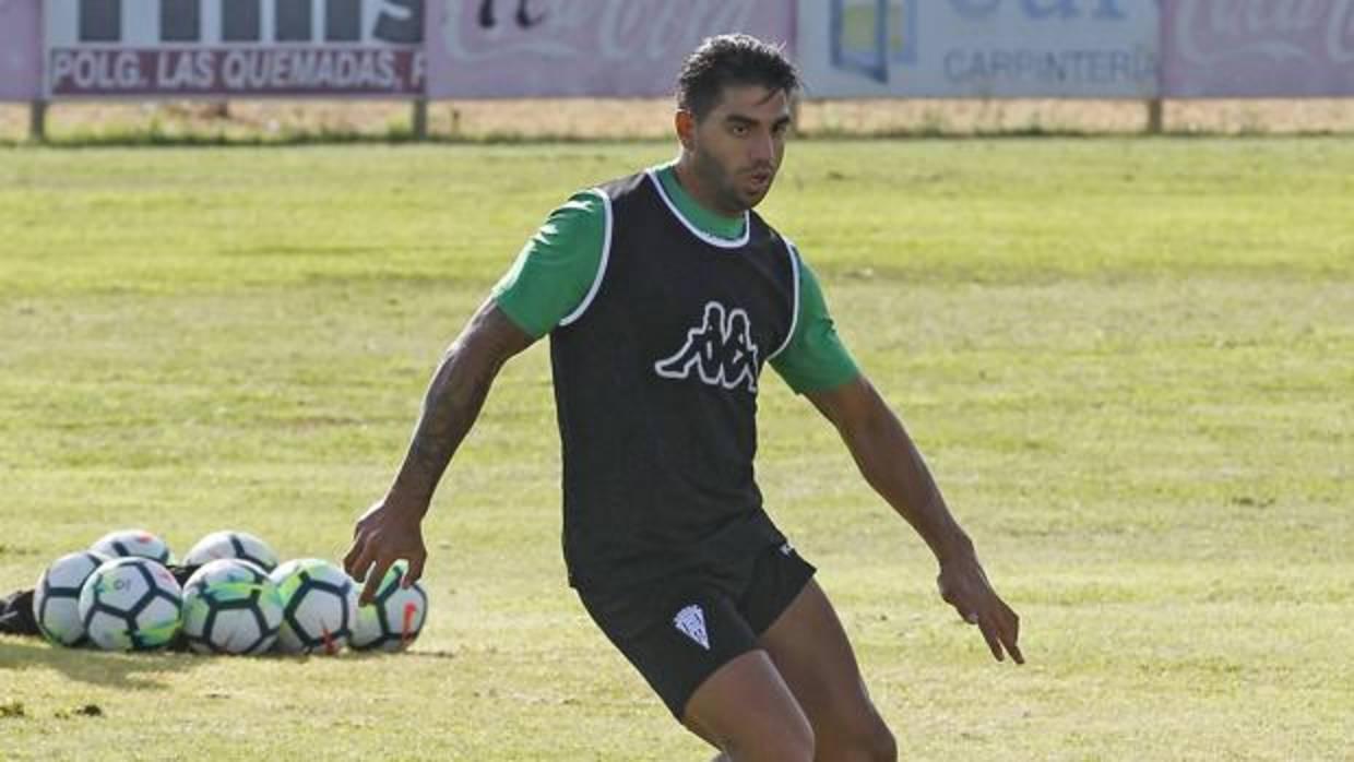 Jona, en el entrenamiento del Córdoba CF