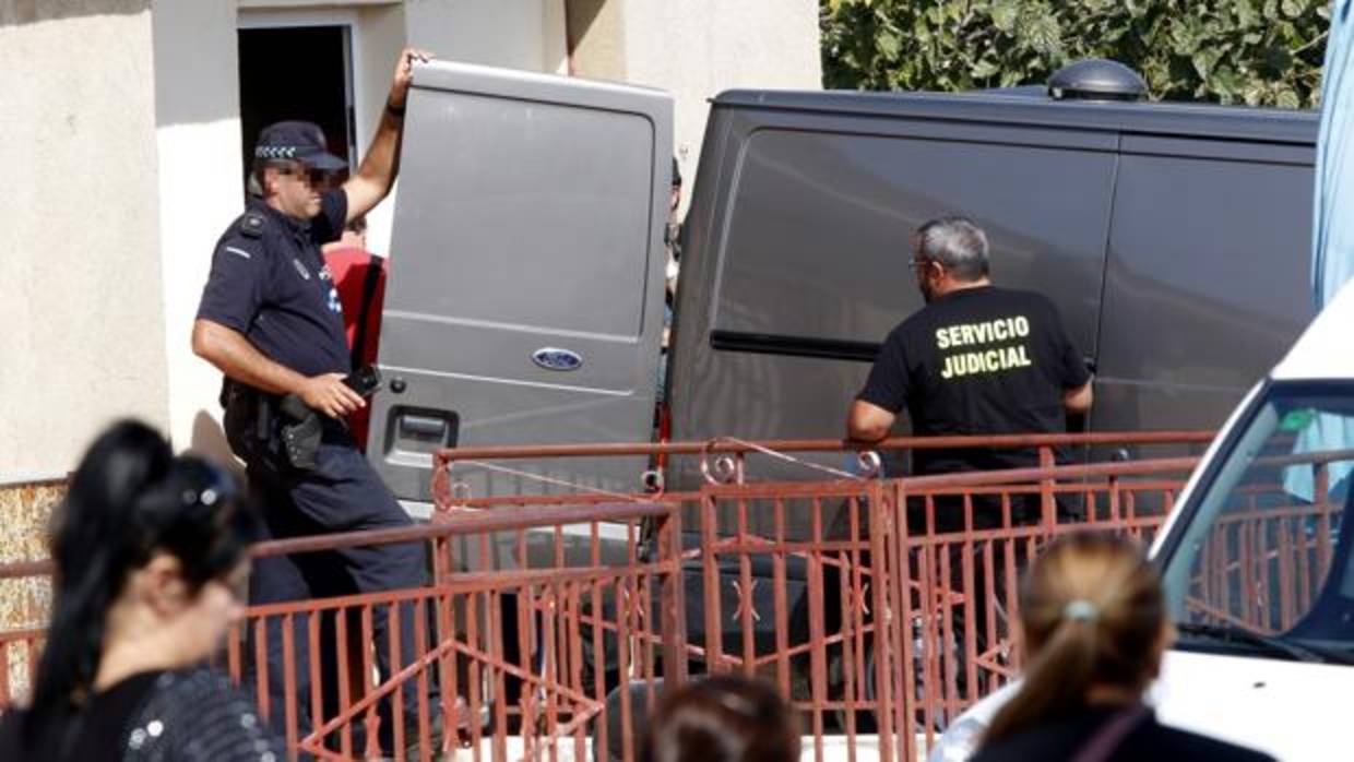 En la imagen, agentes de la Policía Local y Policía Judicial de la Guardia Civil investigan lo sucedido