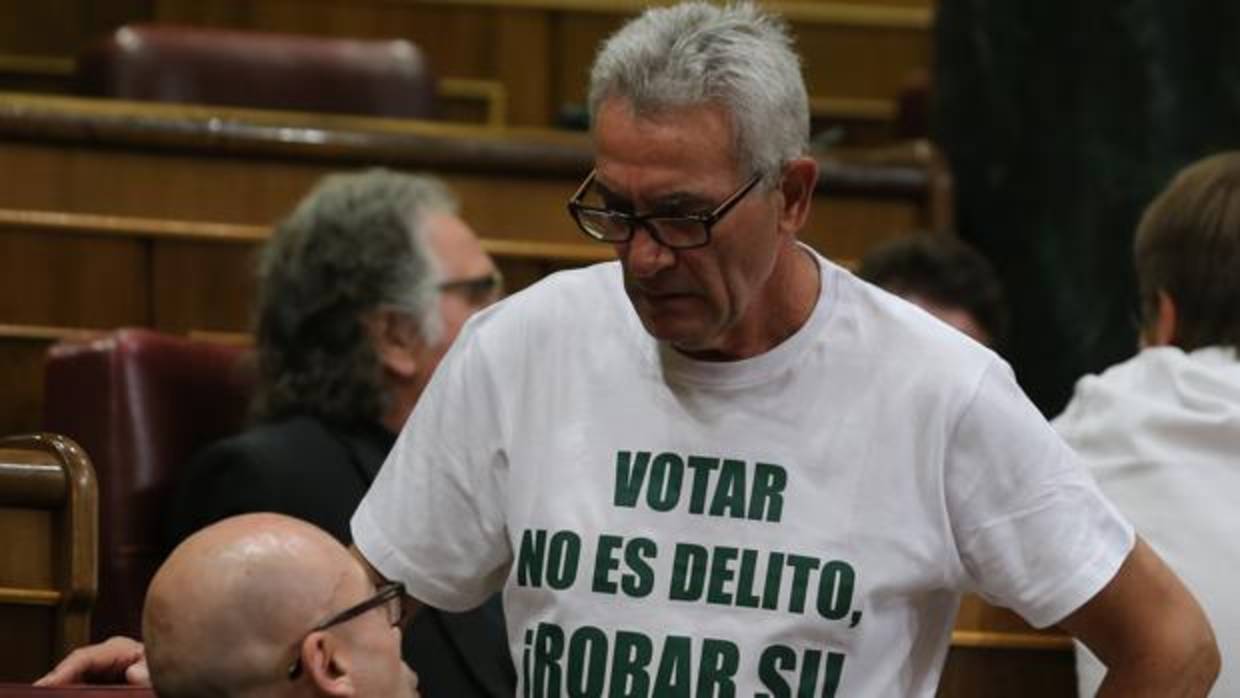 Diego Cañamero, de pie, en el Congreso de los Diputados