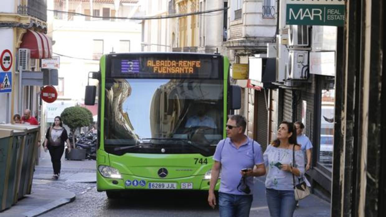 Un autobús de Aucorsa de la línea 3 sube hacia Las Tendillas
