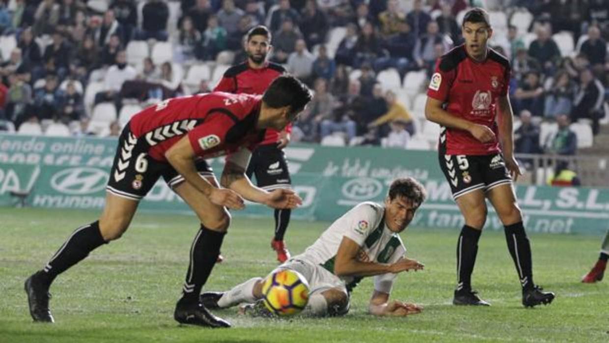 Joao Afonso se lanza al suelo en el partido del Córdoba ante la Cultural