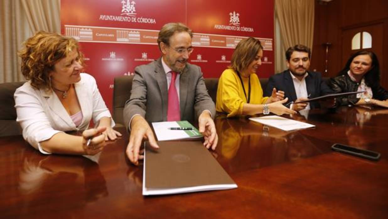 El consejero de Fomento y la presidenta de Vimcorsa, a la izquierda, ayer en el Ayuntamiento