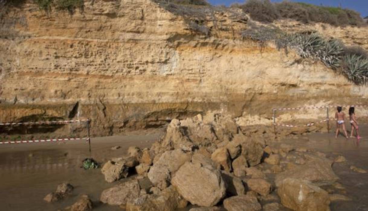 El 2 de septiembre de 2016 falleció una mujer tras desprenderse parte del acantilad