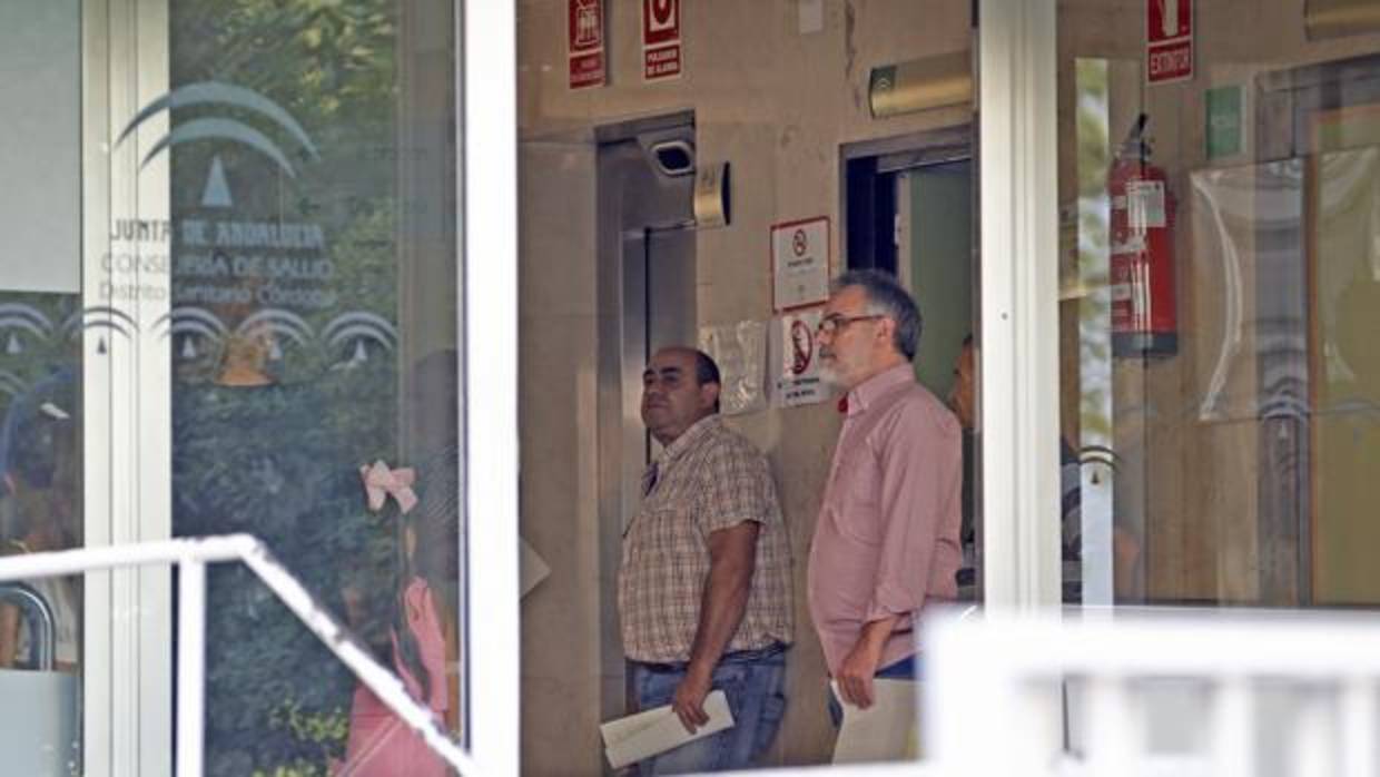 Varias personas esperan su turno en el centro de salud de la Fuensanta