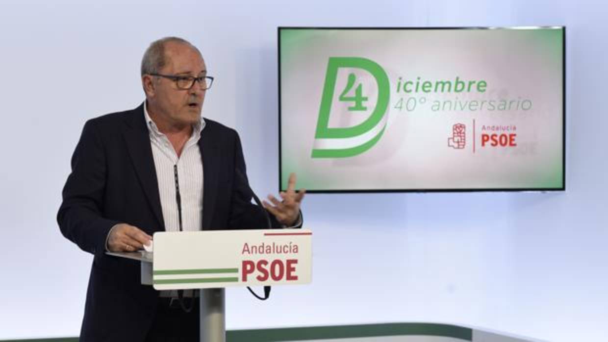El número dos del PSOE andaluz, Juan Cornejo, con el logotipo creado para el 4-D