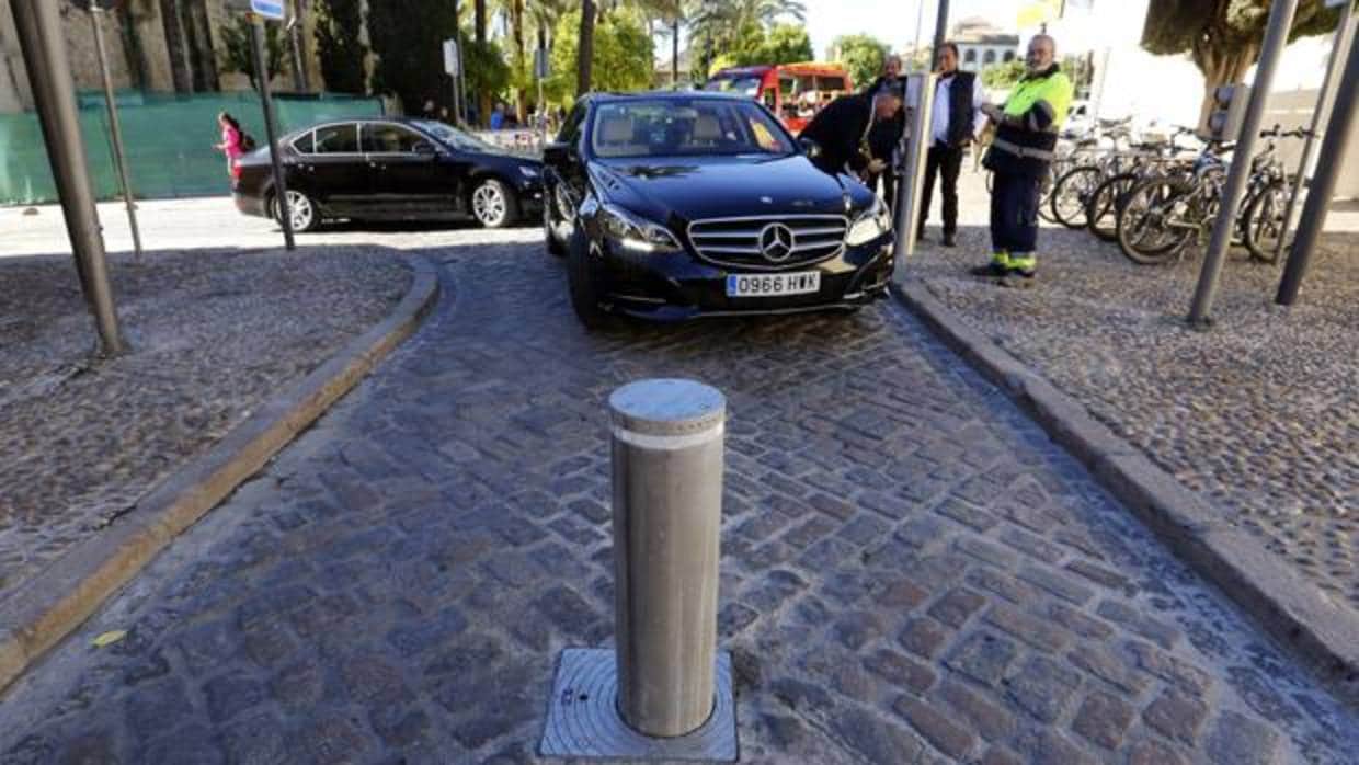 Un coche, detenido ante la pilona de la calle Amador de los Ríos