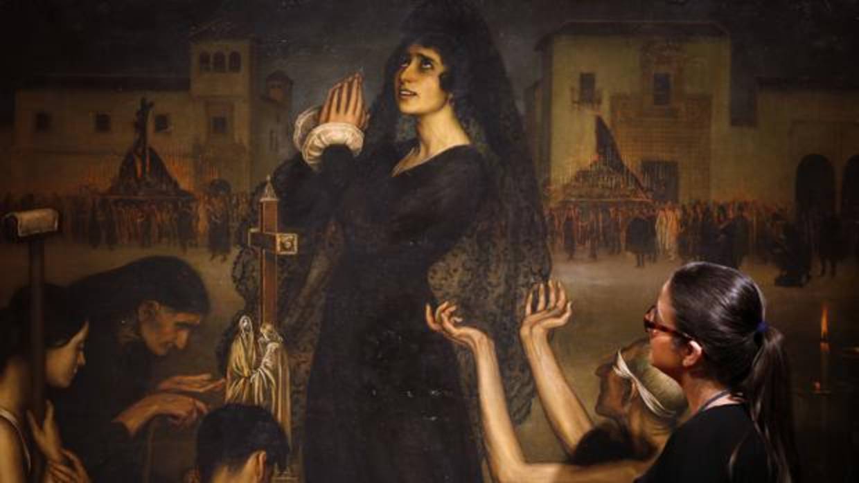 Una joven contempla «La Saeta», en el Palacio de Viana