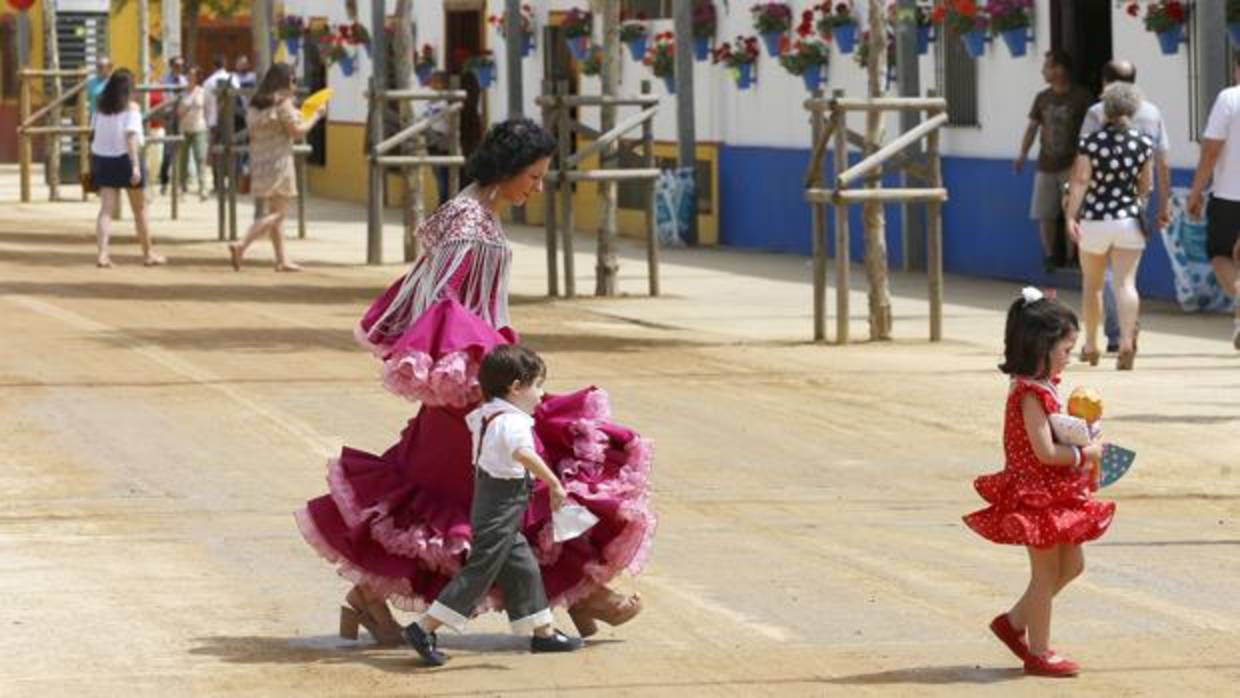 Una mujer cruza una calle durante la Feria de Nuestra Señora de la Salud