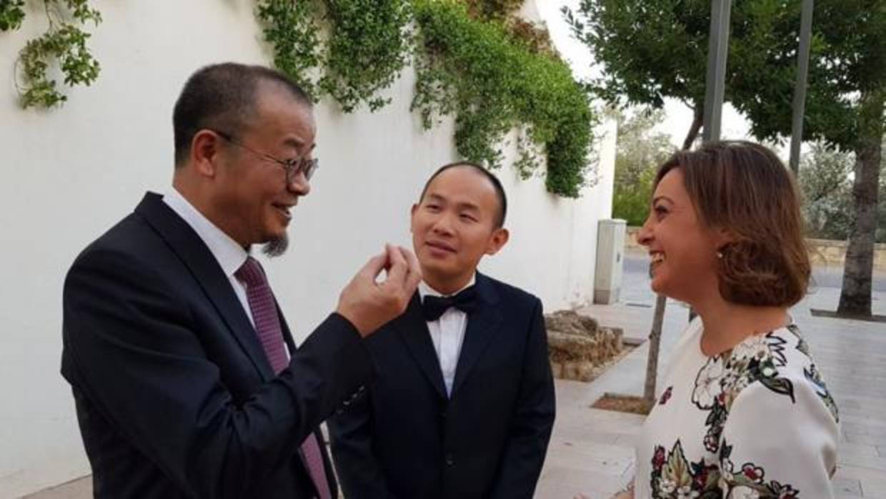 Fu Jianping junto a Tang Yinfeng y a la alcaldesa el día de apertura de «Flora»