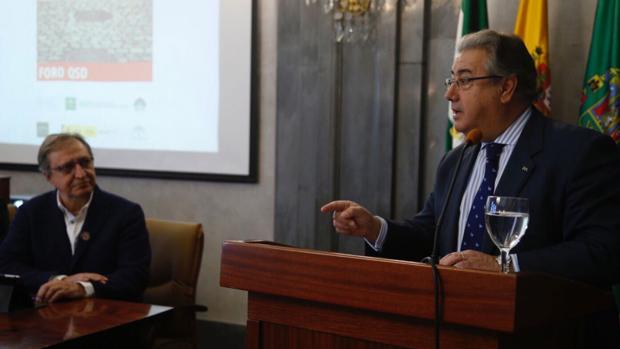 Juan gnacio Zoido, en presencia de Paco Lobatón