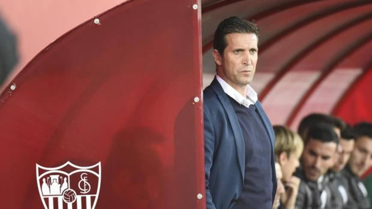 Juan Merino en el banquillo del estadio Viejo Nervión