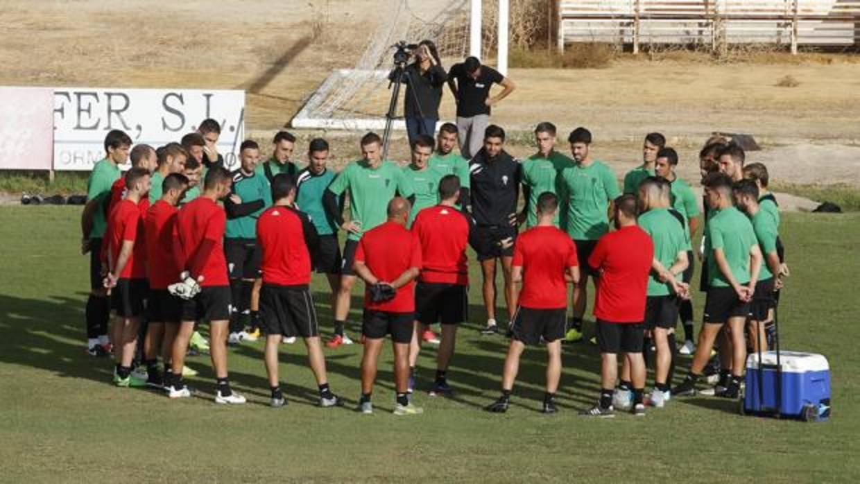 El entrenador del Córdoba CF, Juan Merino, habla con la plantilla blanquiverde