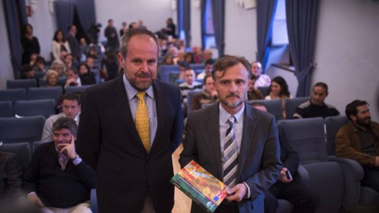 El delegado de Medio Ambiente, a la izquierda, junto al consejero, en Córdoba