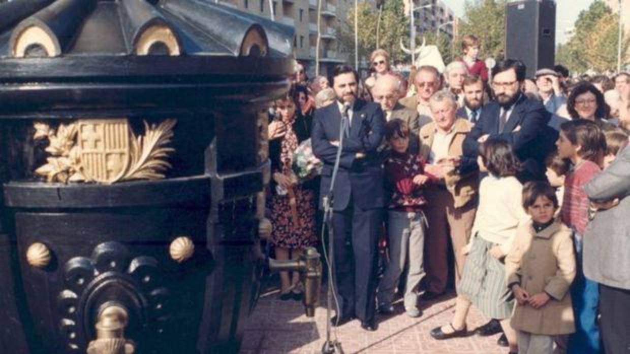 Julio Anguita en la inauguración del a Fuente de Canaletas en la avenida de Barcelona de Córdoba