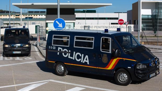Coches de Policía Nacional en la cárcel que ocupan los inmigrantes