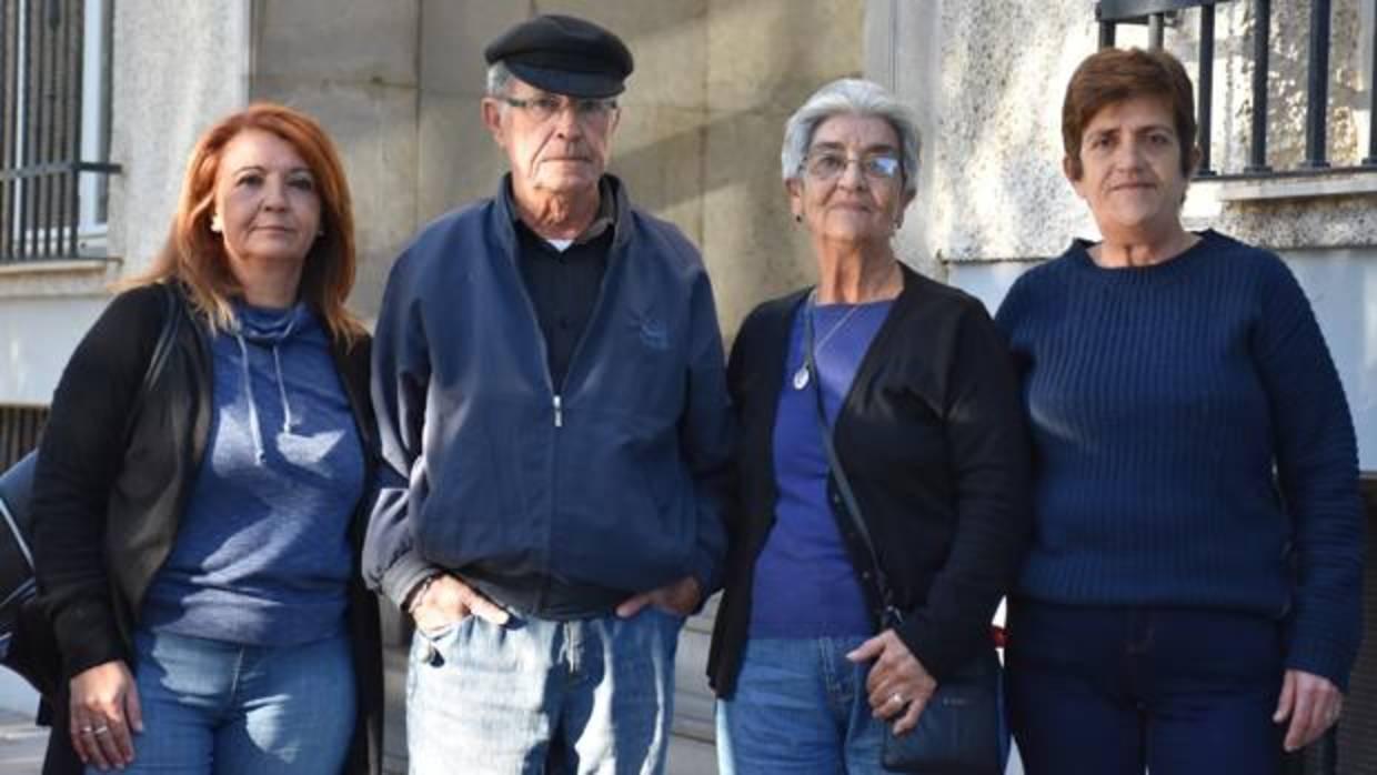 Los padres y las hermanas de Domingo Expósito, ayer a las puertas del juzgado de Fuengirola