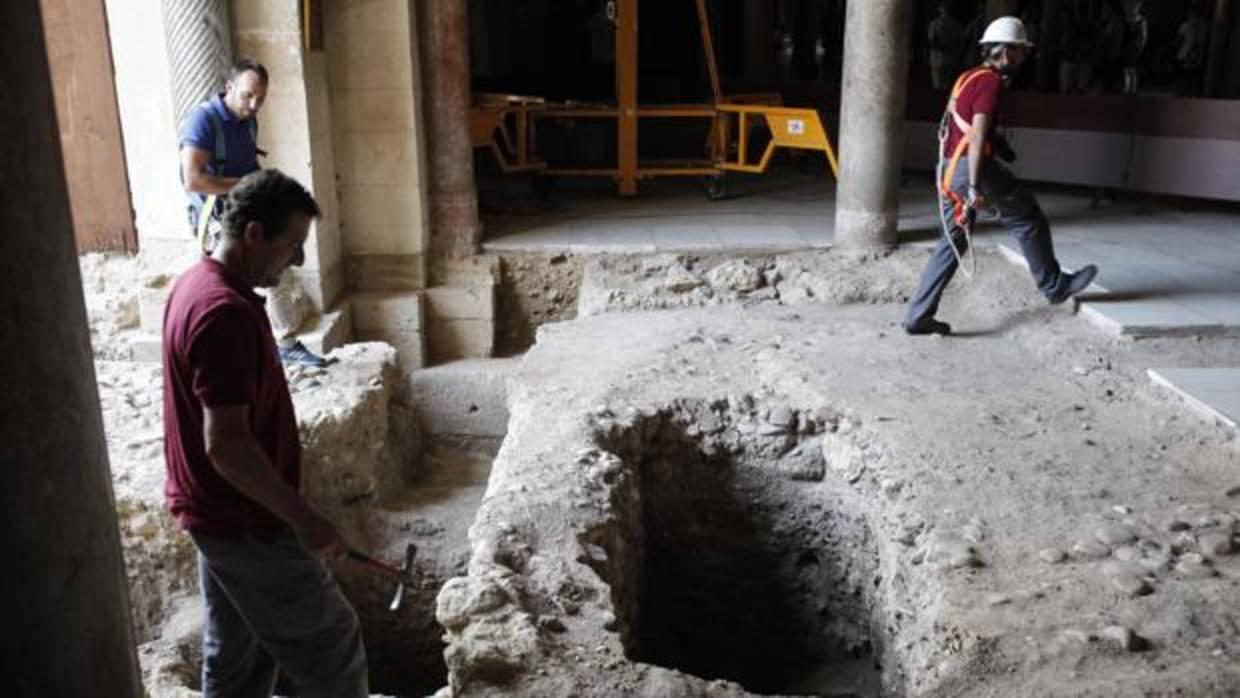 Excavación arqueológica bajo el vano de la nave número 17 de la Mezquita-Catedral de Córdoba