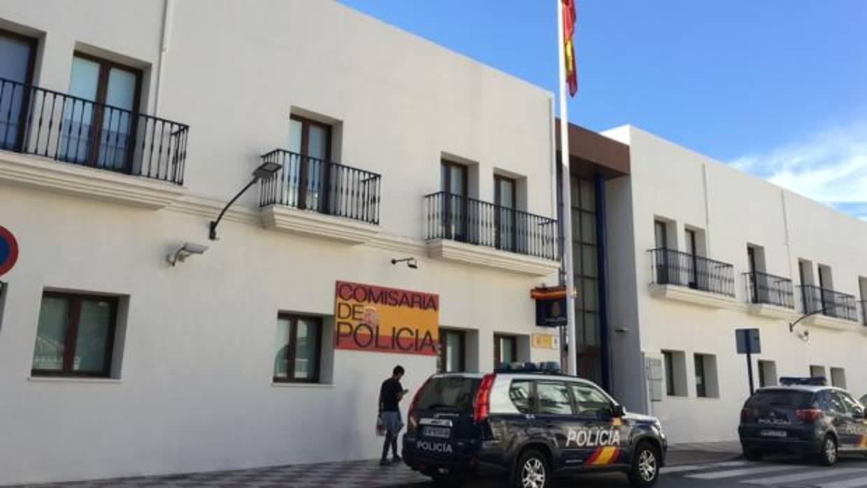 Comisaría de Policía Nacional de Estepona, cuyos agentes detuvieron al agresor de su propia mujer