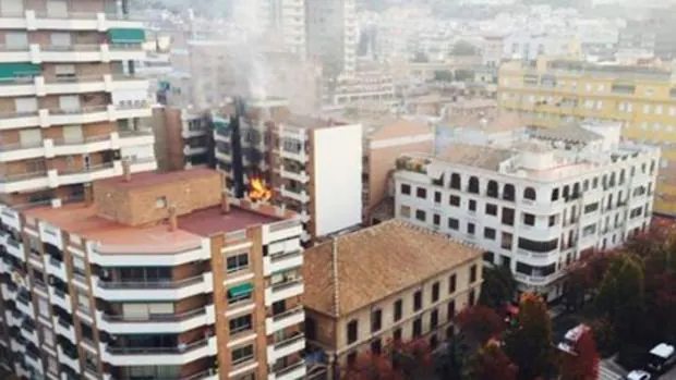Las llamas en el edificio afectado por el incendio