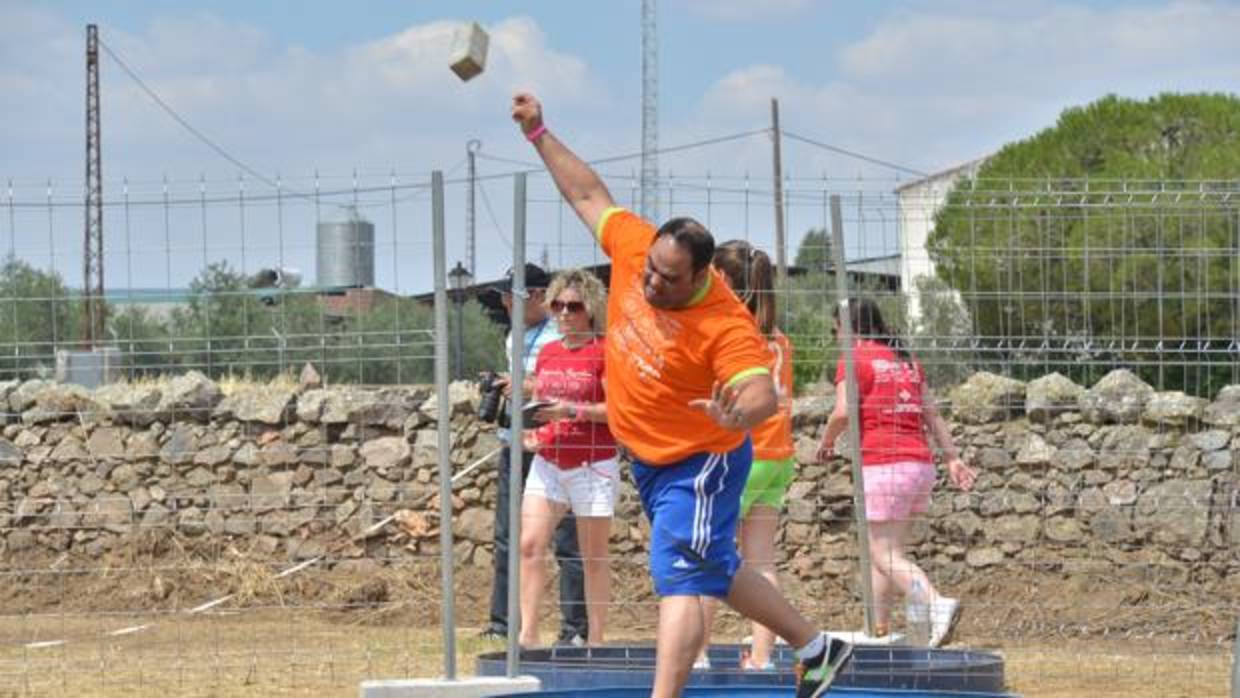 Un participante en las Olimpiadas Rurales de Añora