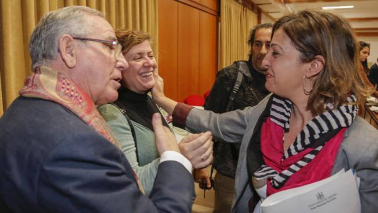 La alcaldesa felicita a la edil de Hacienda en el Pleno del viernes en el que se aprobaron los presupuestos